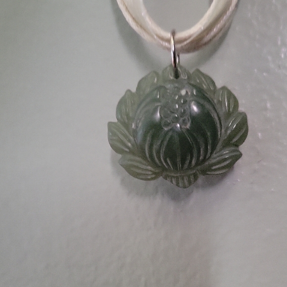 Elegant Jade Green Pendant Necklace - Picture 2 of 3